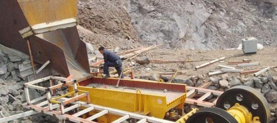 How Rockbreaker Boom System effectively prevents crusher blockages at a jaw crusher inlet.