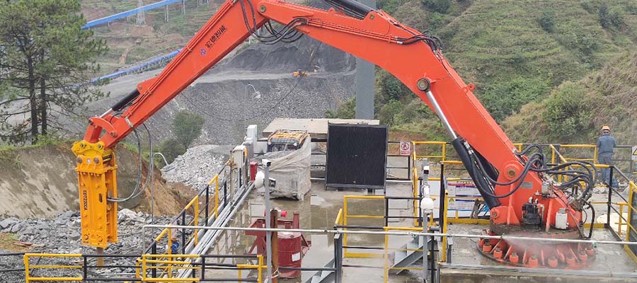 Rockbreaker Boom System effectively preventing material blockages and ensuring smooth crusher operation at a gyratory crusher inlet.