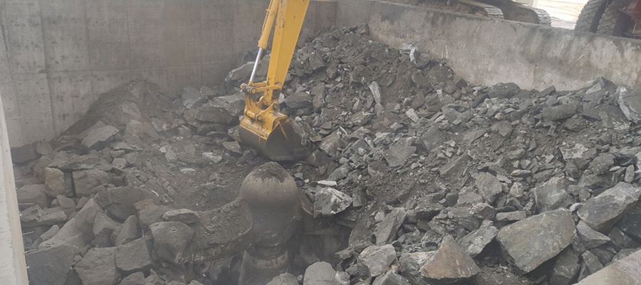 Preparing the site and equipment for the installation of Rockbreaker Boom System at the gyratory crusher inlet.