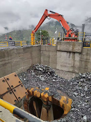 Rockbreaker Boom System in action, enhancing production efficiency at an aggregate enterprise.