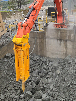 Illustration depicting how a Rockbreaker Boom System operates at a gyratory crusher inlet, refining material output.