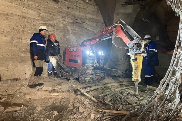 Demolition robots are widely used in tunnel construction